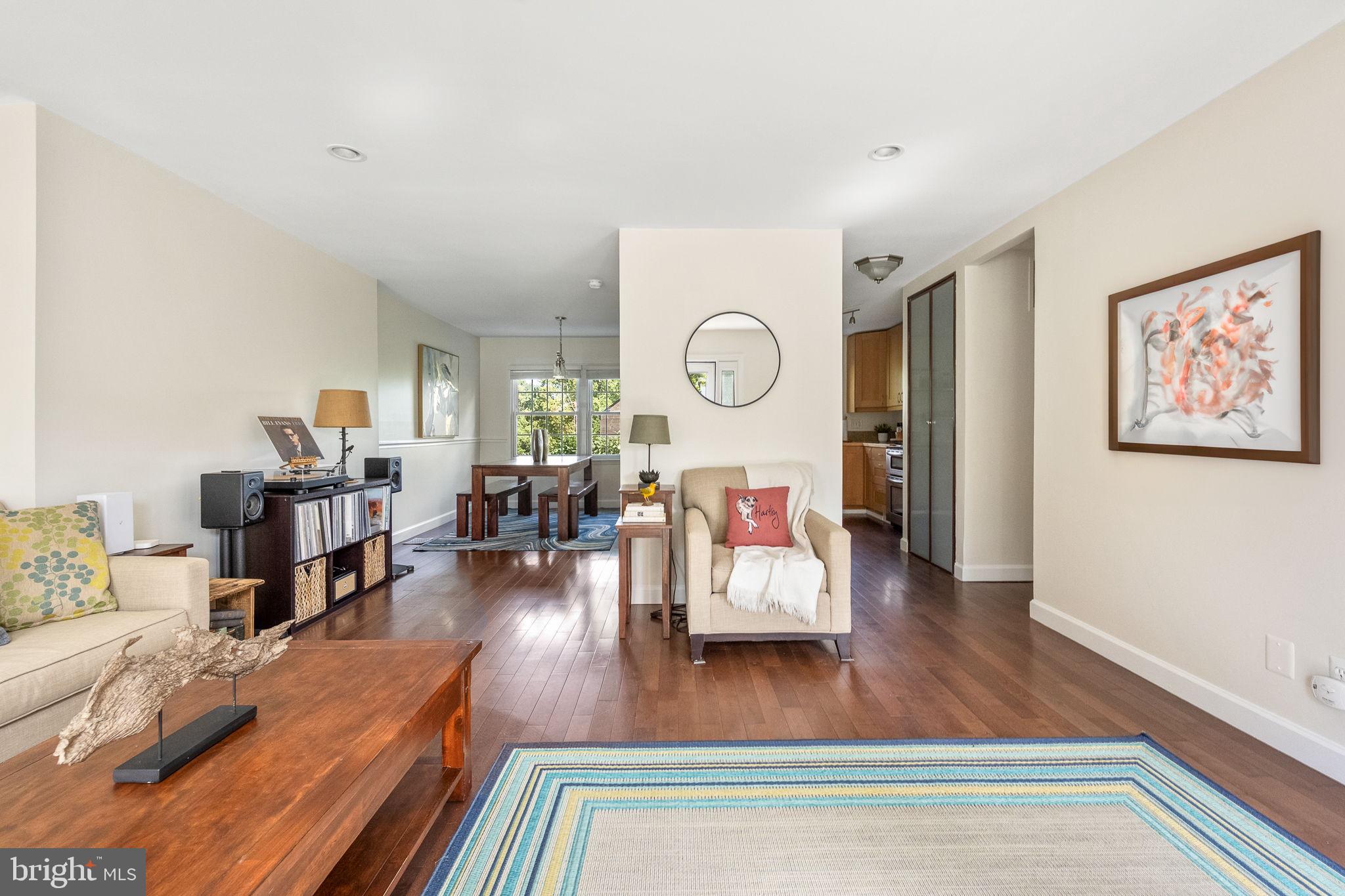 LONDON TOWNE - Residential