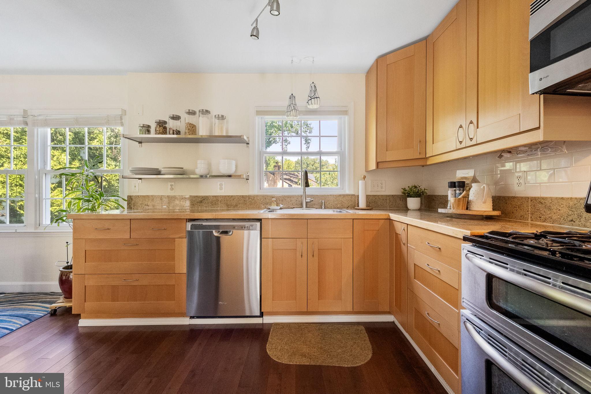 LONDON TOWNE - Residential