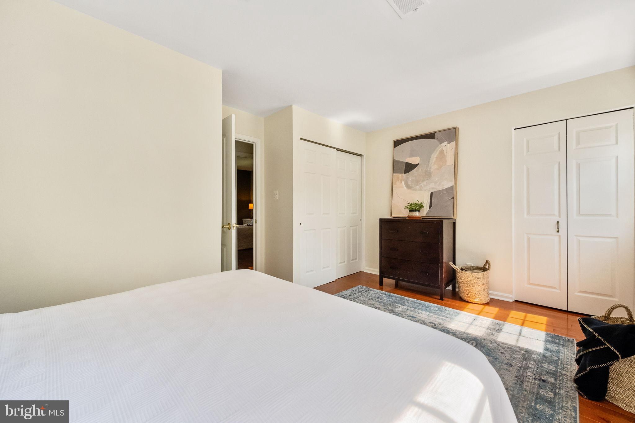 LONDON TOWNE - Residential