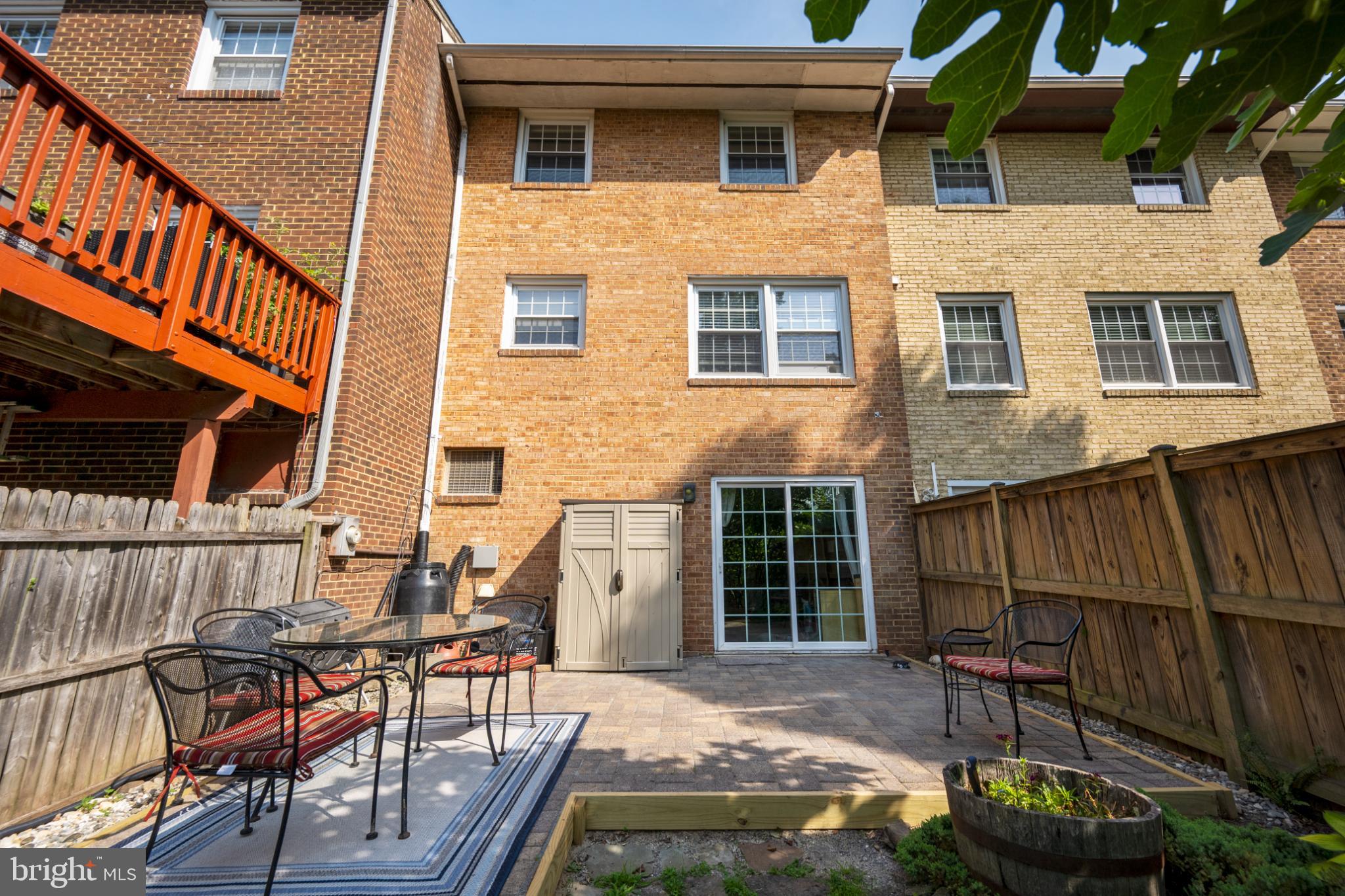 LONDON TOWNE - Residential