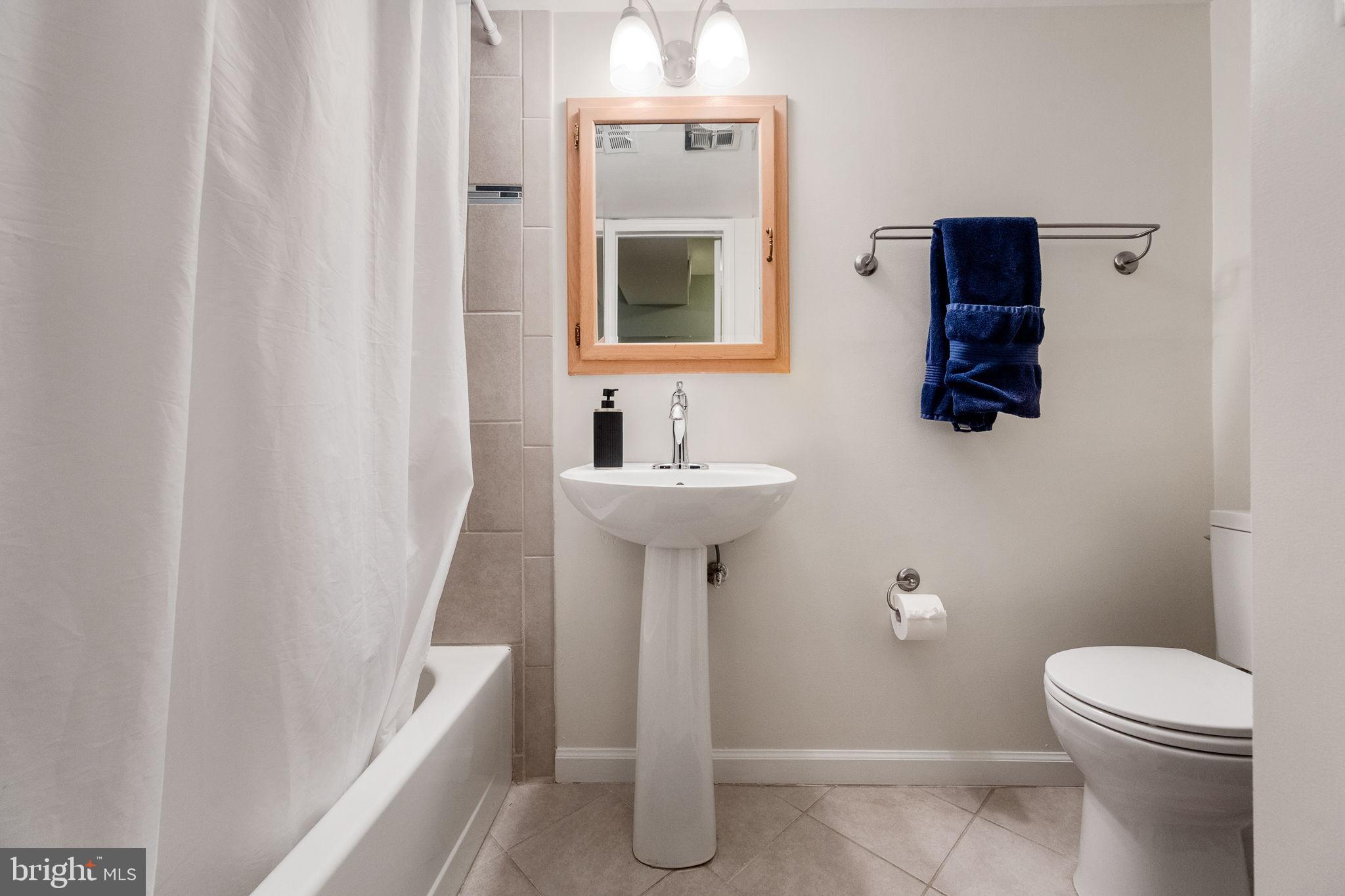 LONDON TOWNE - Residential