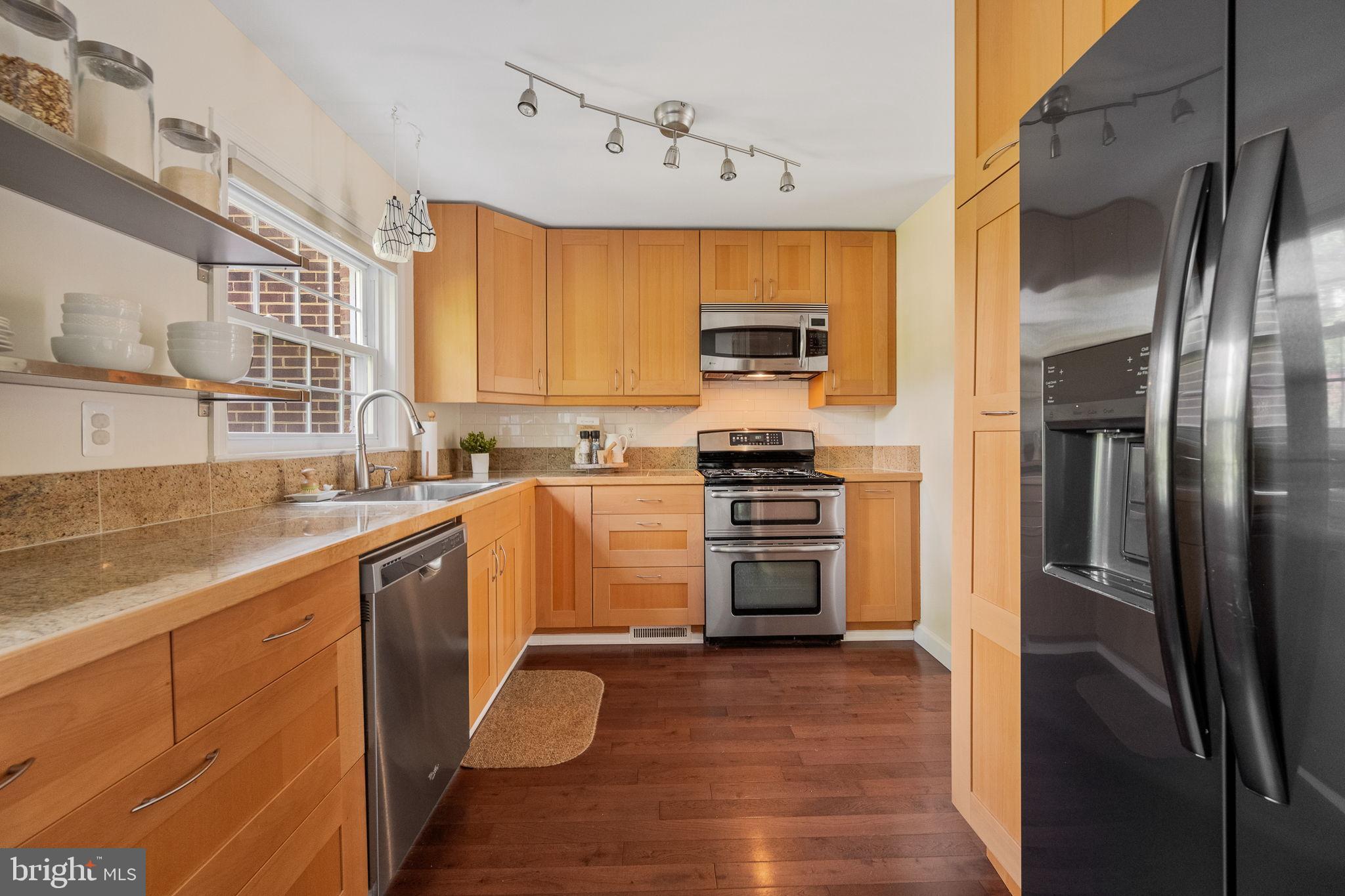 LONDON TOWNE - Residential