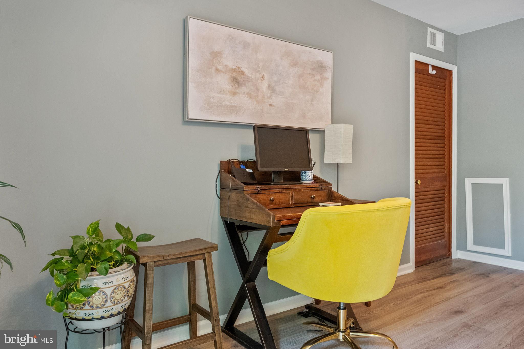 LONDON TOWNE - Residential