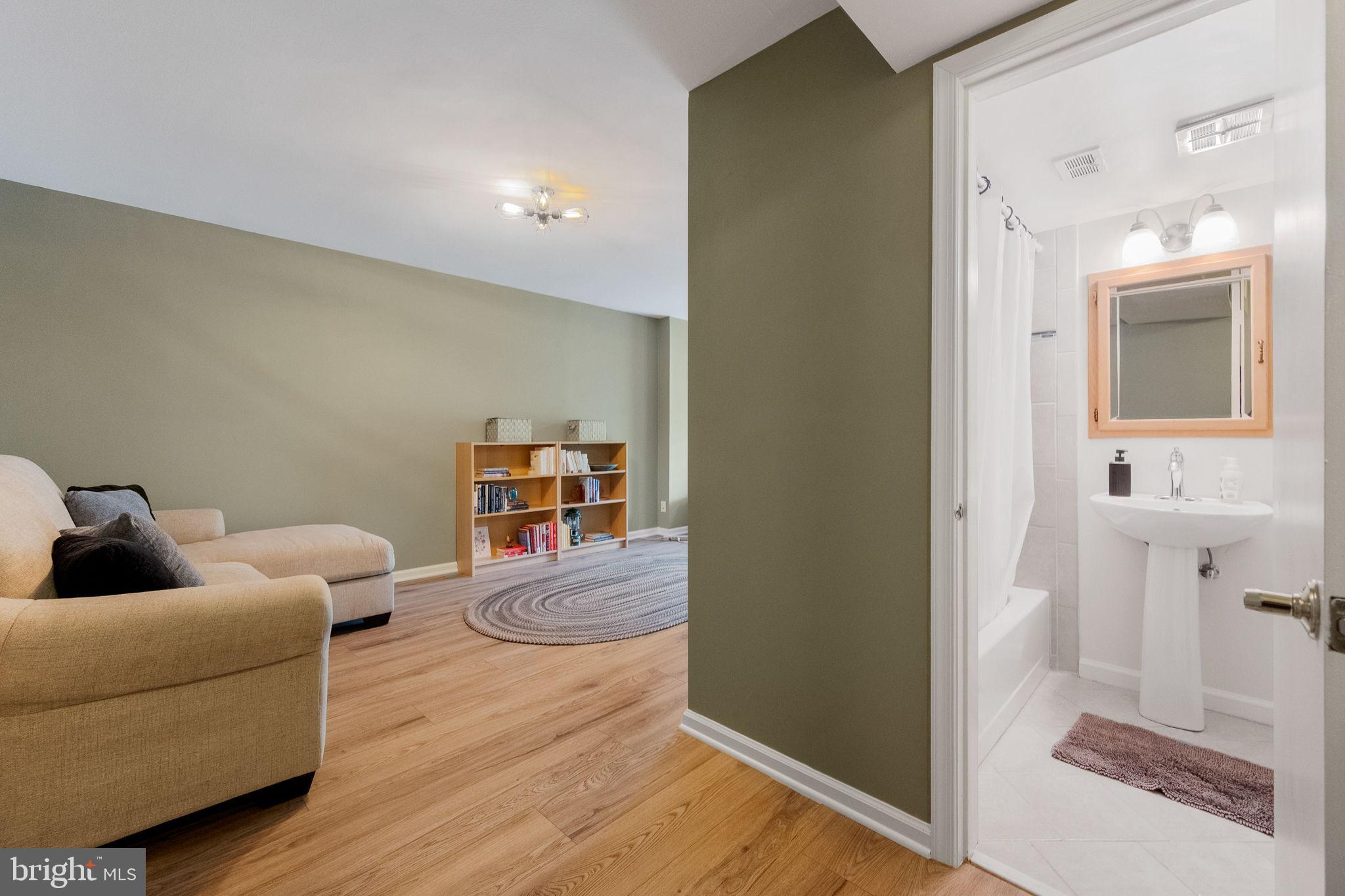 LONDON TOWNE - Residential