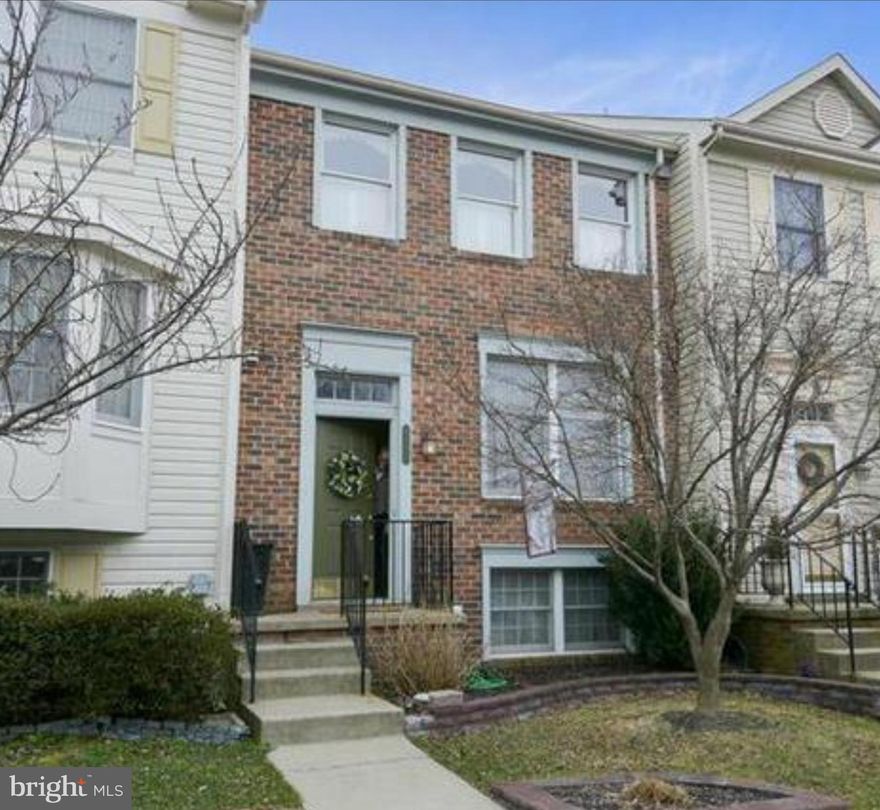 WATERVIEW TOWNHOUSE has lovely views of NABBS CREEK***5 year old wood deck overlooks huge fenced yard and fabulous expansive views to the water*Full Brick Front*Spacious living room, Formal dining room, and eatin kitchen*Finished lower level*Awesome 20 x 12 Master bedroom w/vaulted ceilings, walkin closet*Water access community has boat ramp,mooring area,tot lot,public boat dock,slips