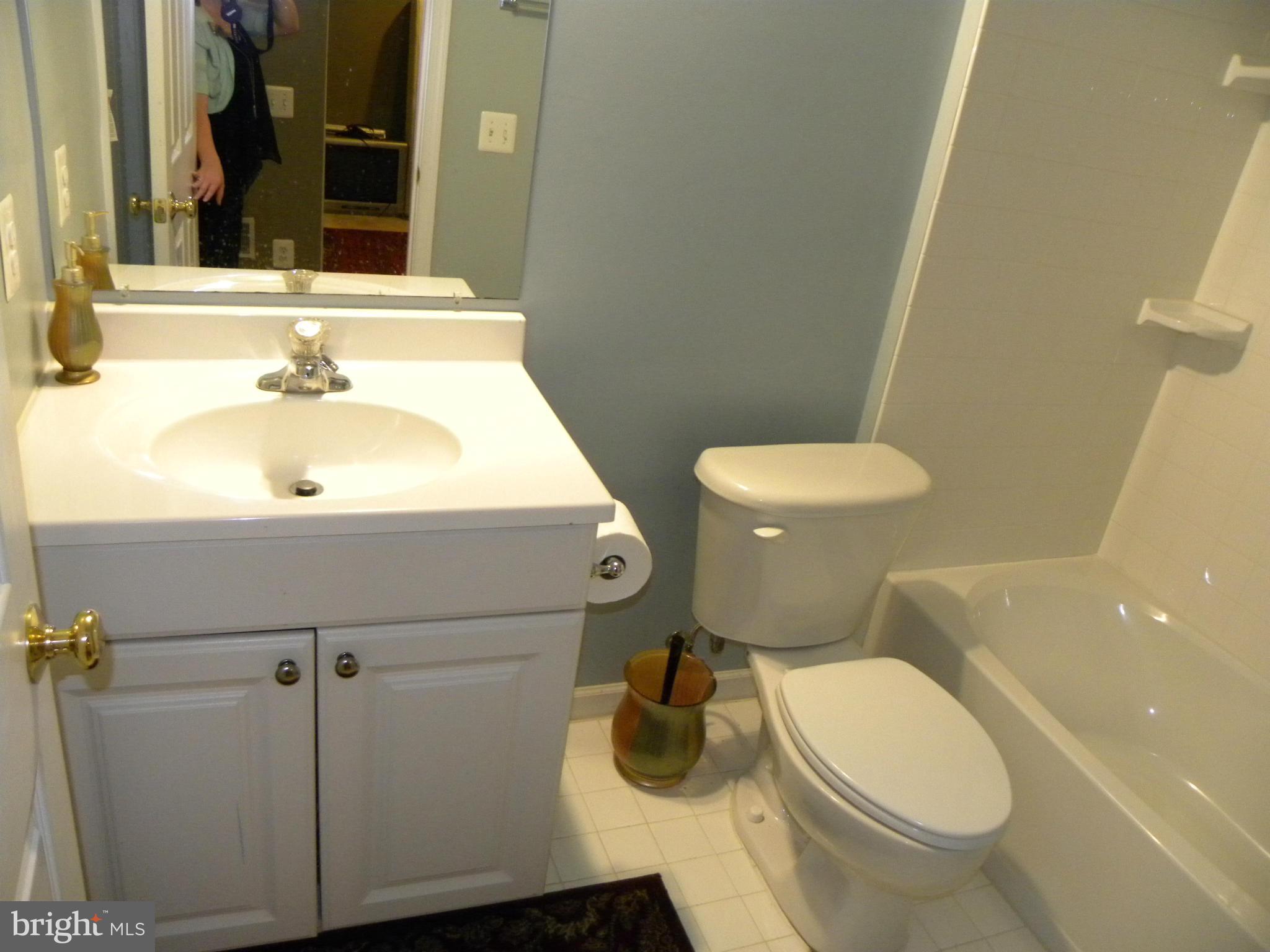 LAUREL HILL LANDBAY - Residential Lease