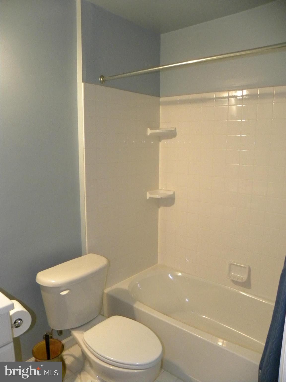 LAUREL HILL LANDBAY - Residential Lease