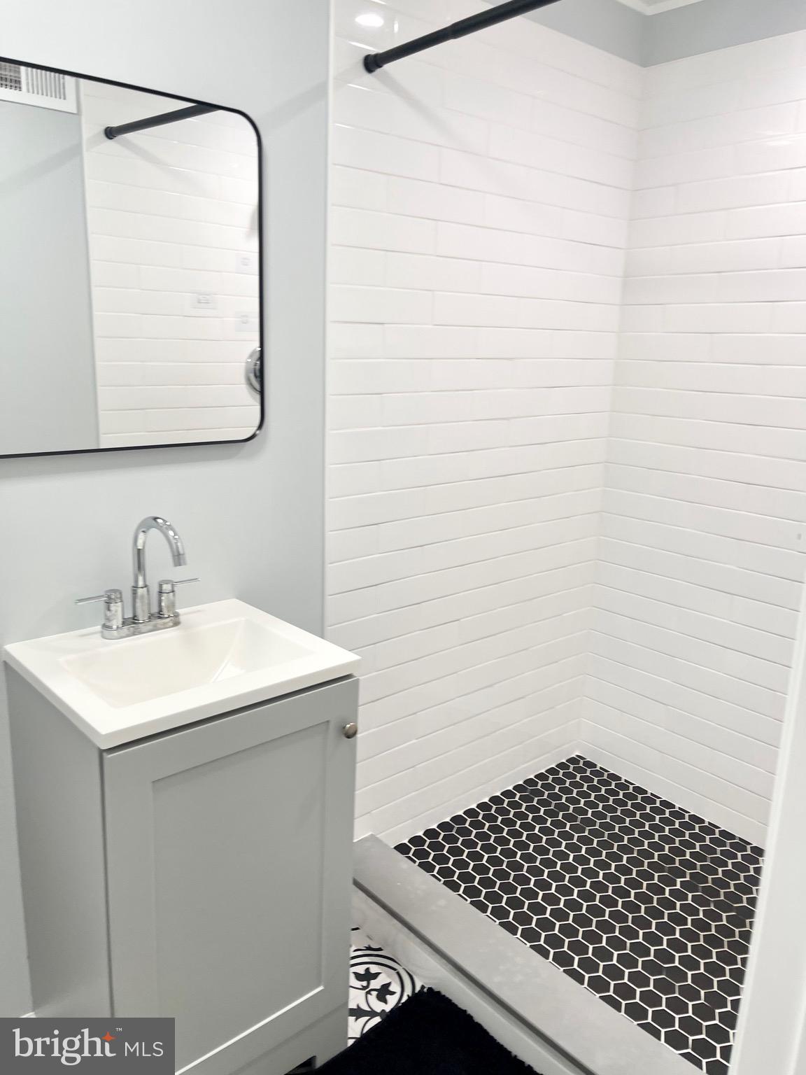 PORT RICHMOND - Residential Lease