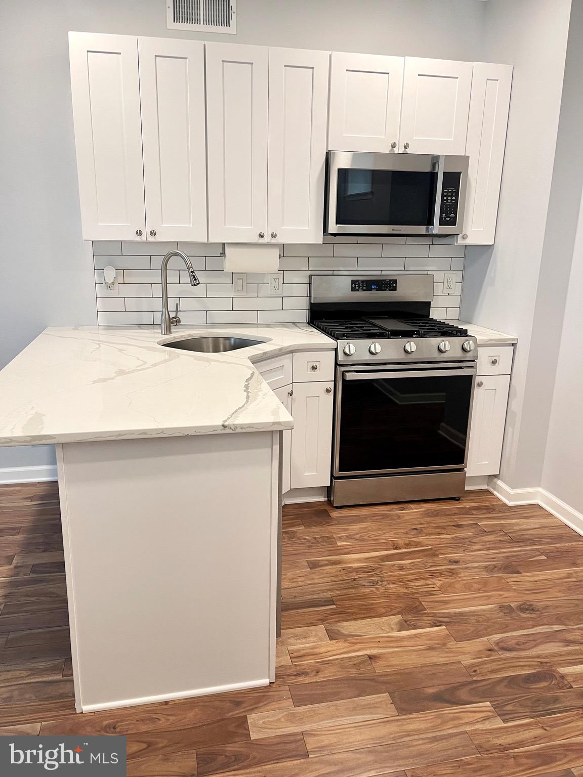 PORT RICHMOND - Residential Lease