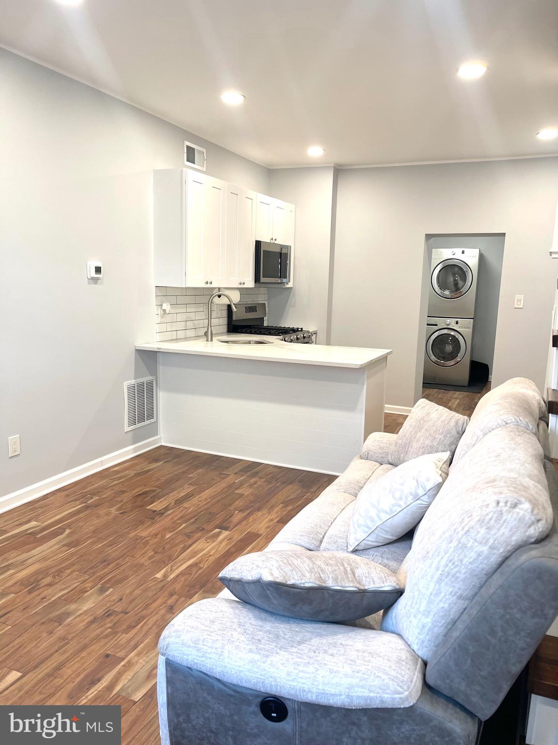 PORT RICHMOND - Residential Lease