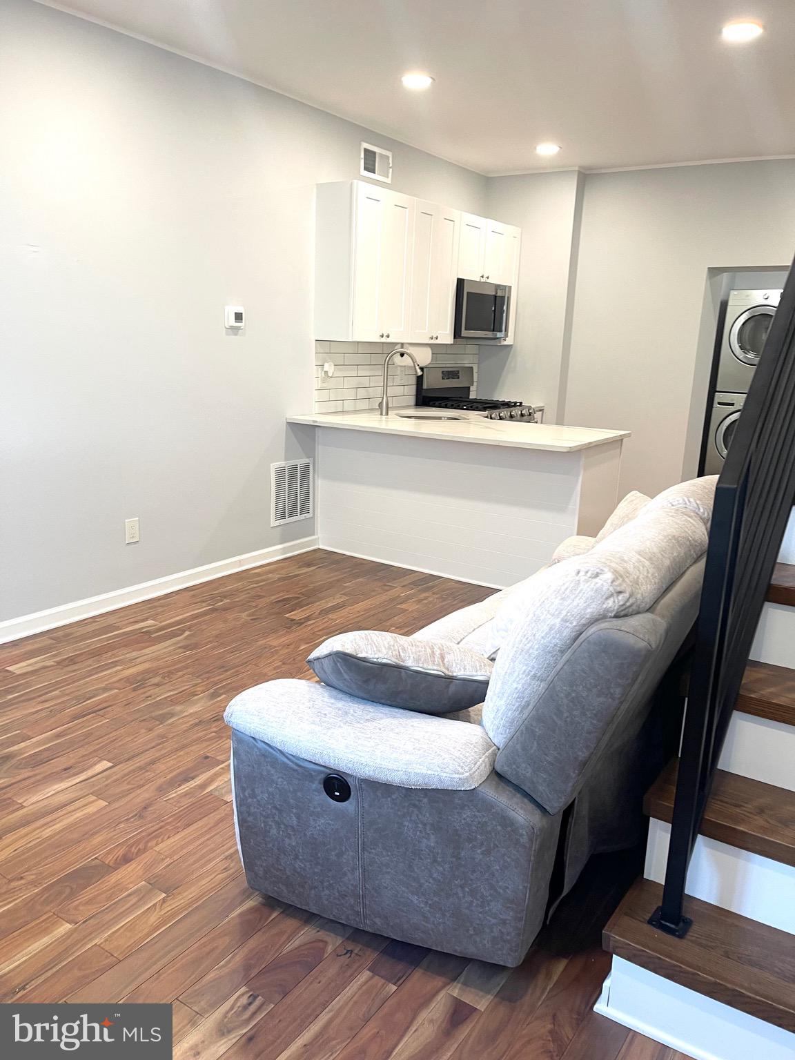 PORT RICHMOND - Residential Lease