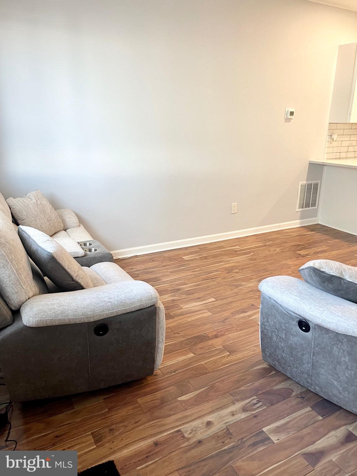 PORT RICHMOND - Residential Lease