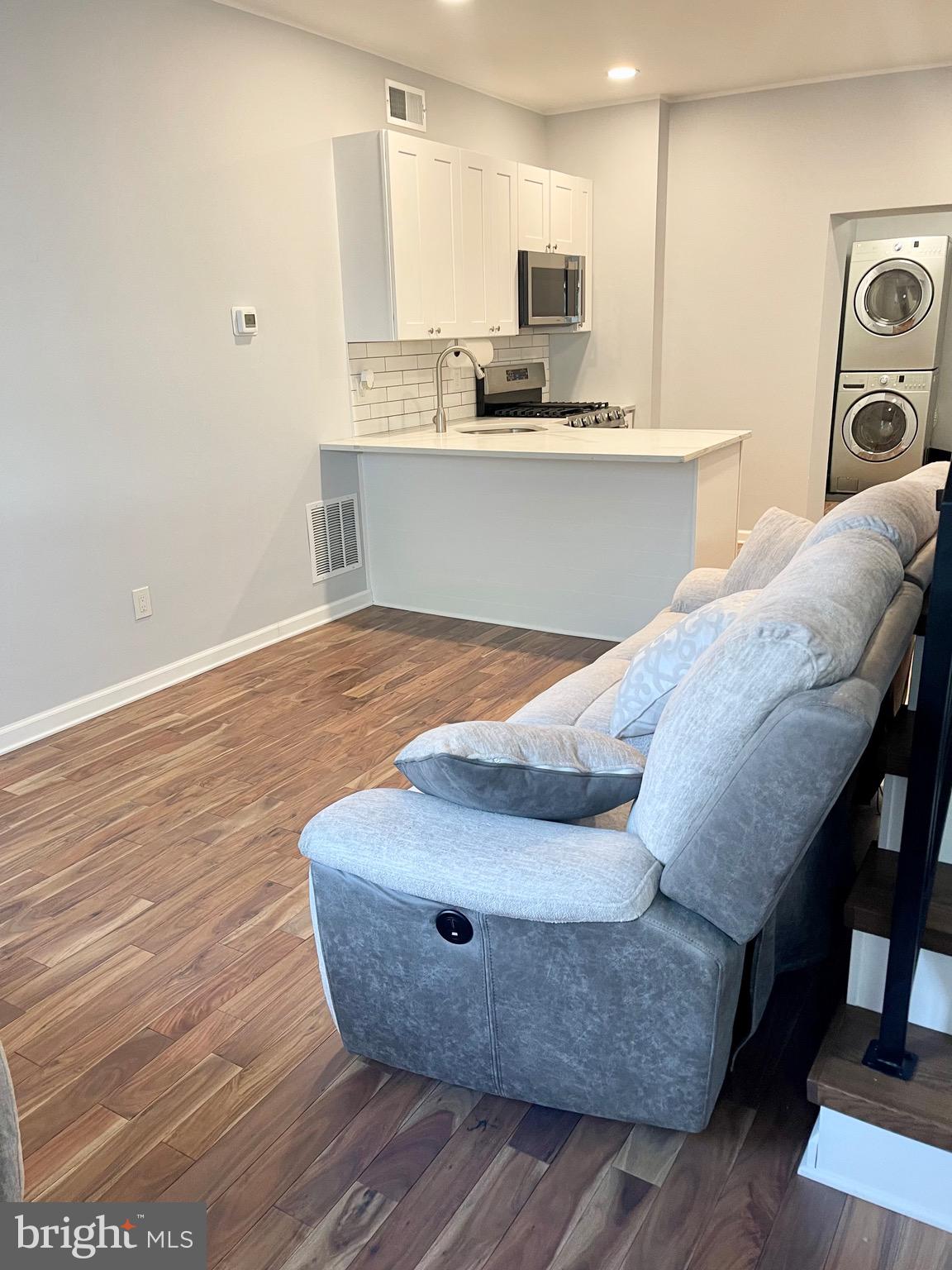 PORT RICHMOND - Residential Lease