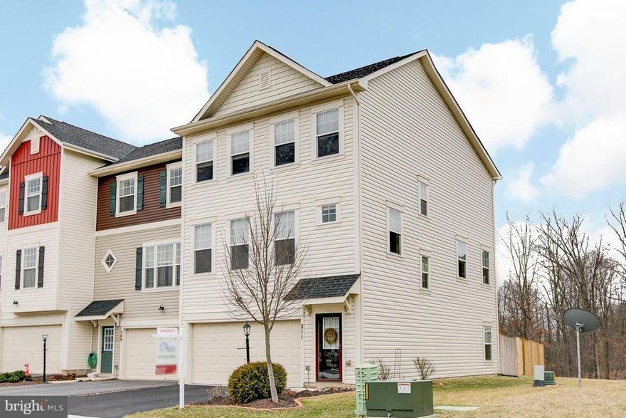 This 3BR, 3.5 BA end-unit with 2-car garage is fantastic. Main lvl offers open floor plan with hardwood floors. The spacious kitchen includes granite countertops & large island. Upper lvl Master Bedroom has 2 walk-in closets & Master bath with double vanity & separate shower and soaking tub. Lower level offers large rec room & full bath. Great Trex deck & fenced back yard backs to trees!