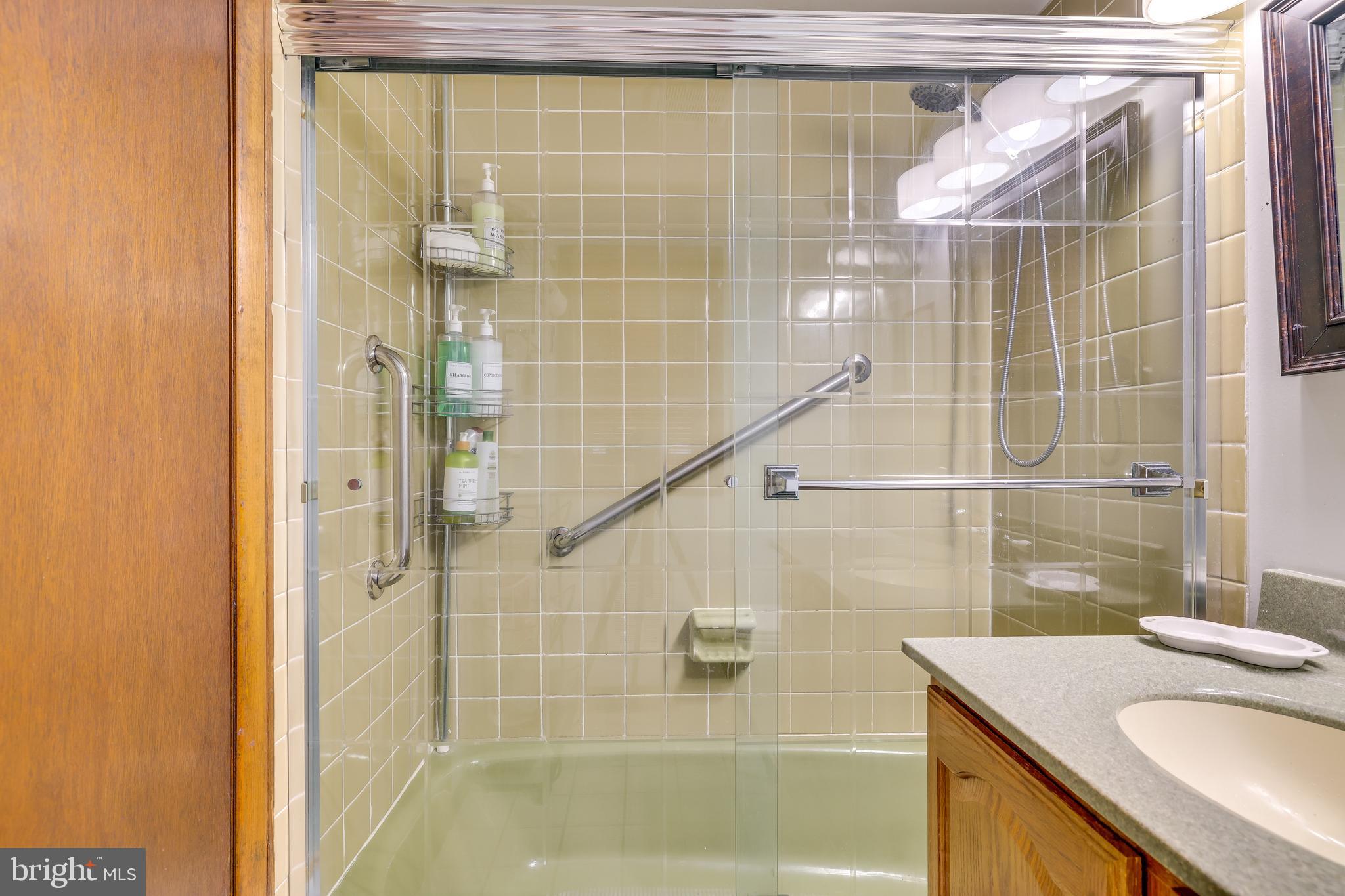 ARROWHEAD LAKES - Residential