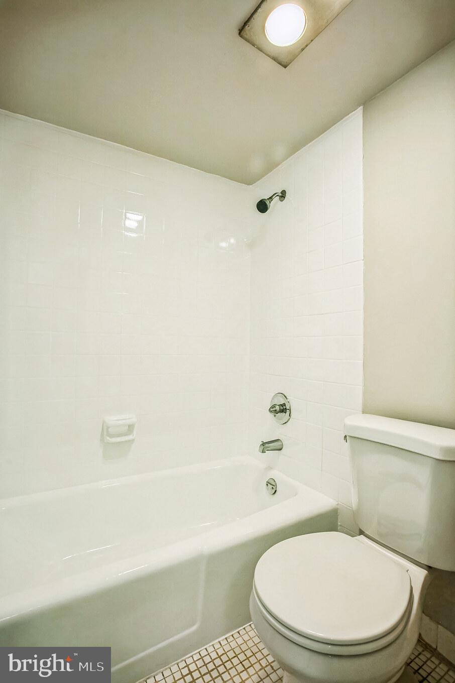 HUNTING CREEK CLUB CONDOMINIUMS - Residential Lease