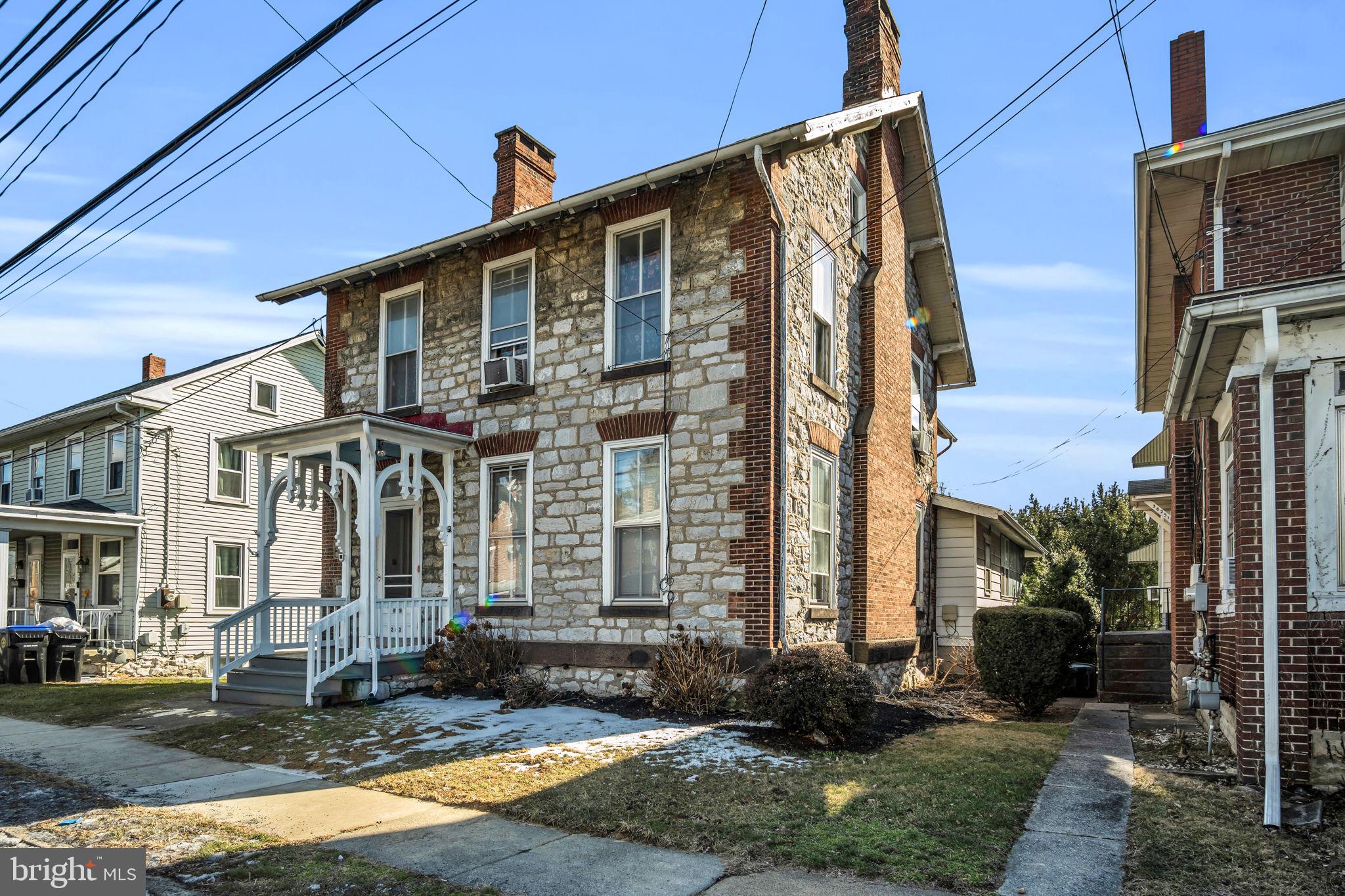 Main image without alt text