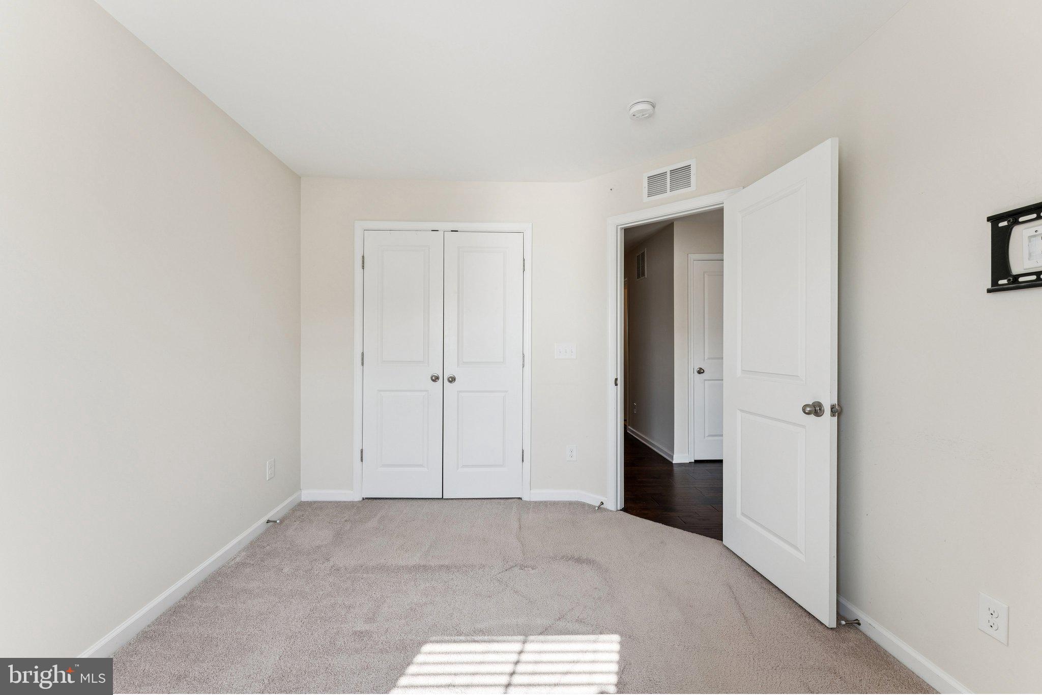 LOUDOUN PLACE - Residential Lease