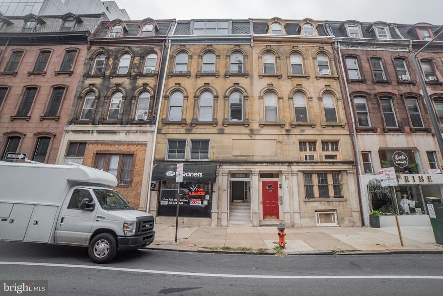 Large, quiet, studio in Rittenhouse Square. Walkout basement, in the rear of the building, with lots of natural light. Air conditioning and full sized appliances, including dishwasher, in the kitchen. Laundry on site. Tenant pays electricity and gas. Just over the river from Penn, Drexel, CHOP, and The Hospital of the University of Pennsylvania. Close to many terrific restaurants and shops.