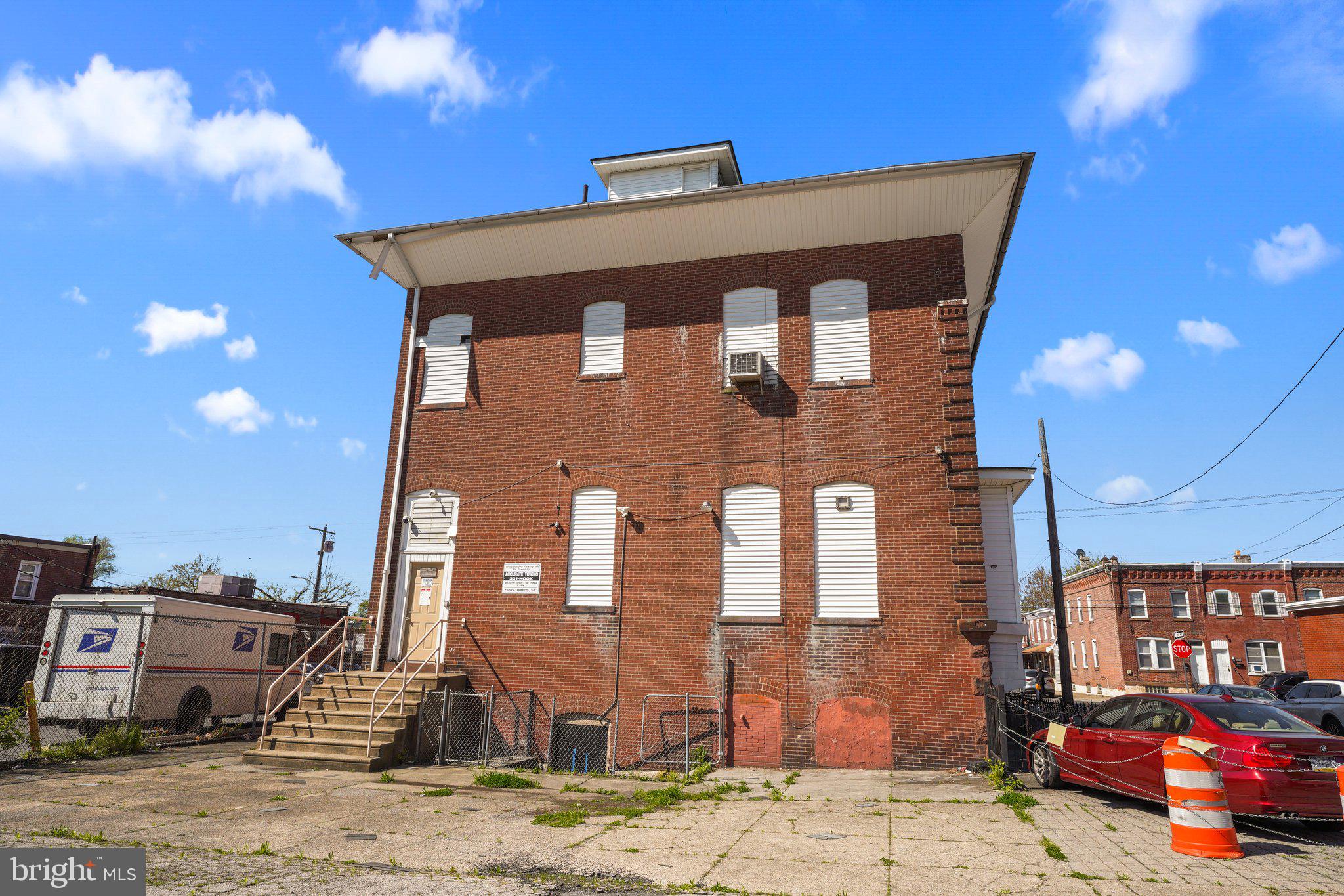 Main image without alt text