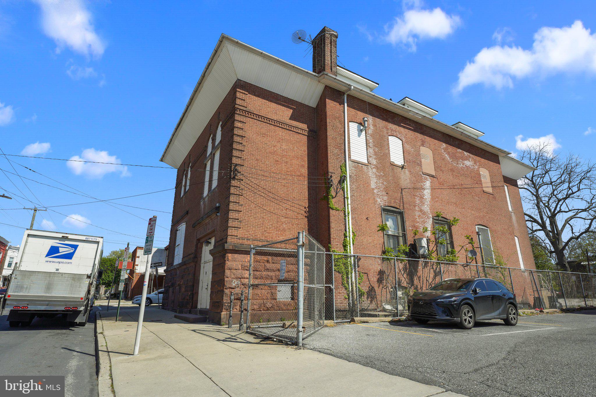 Main image without alt text