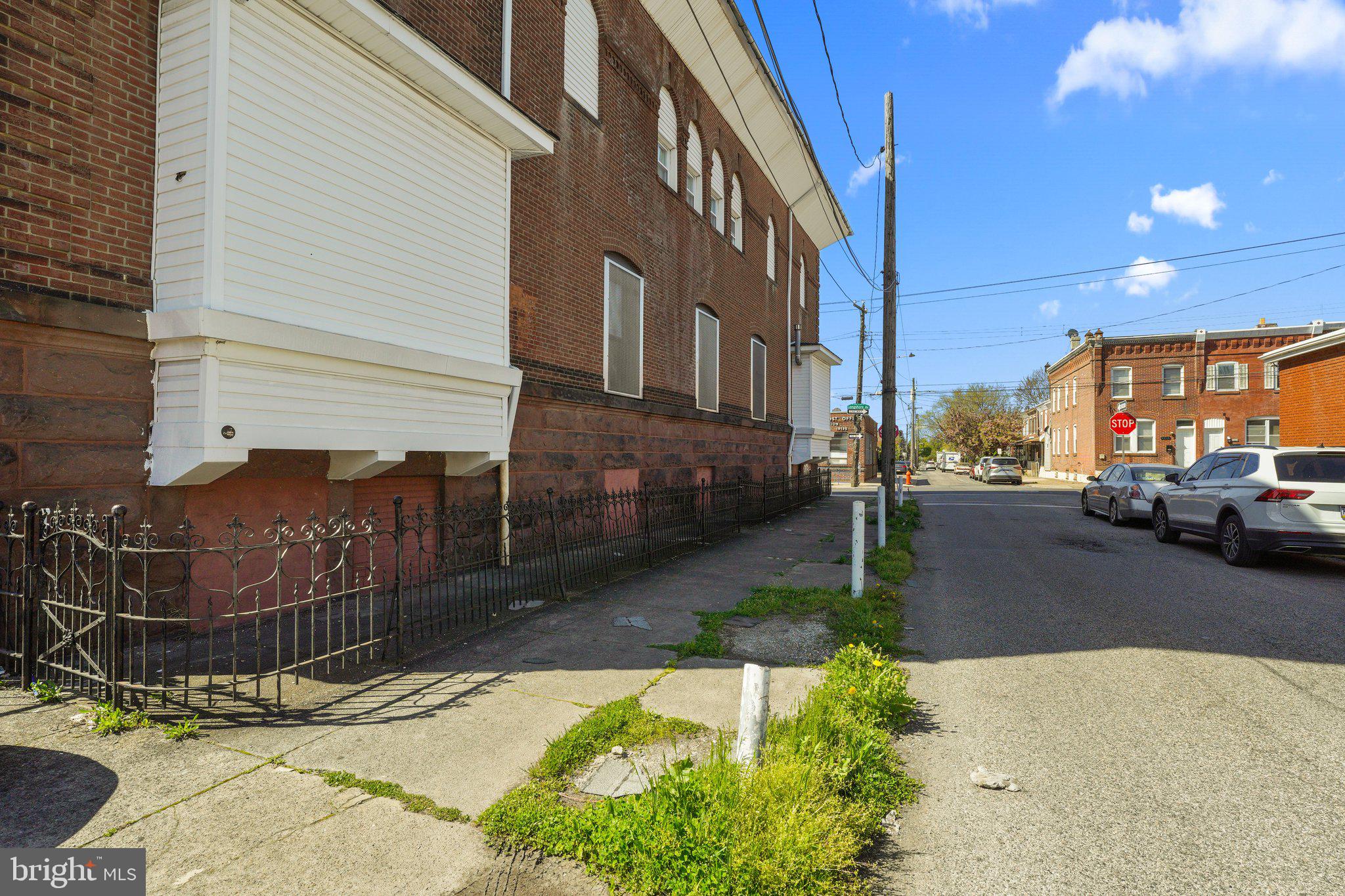 Main image without alt text