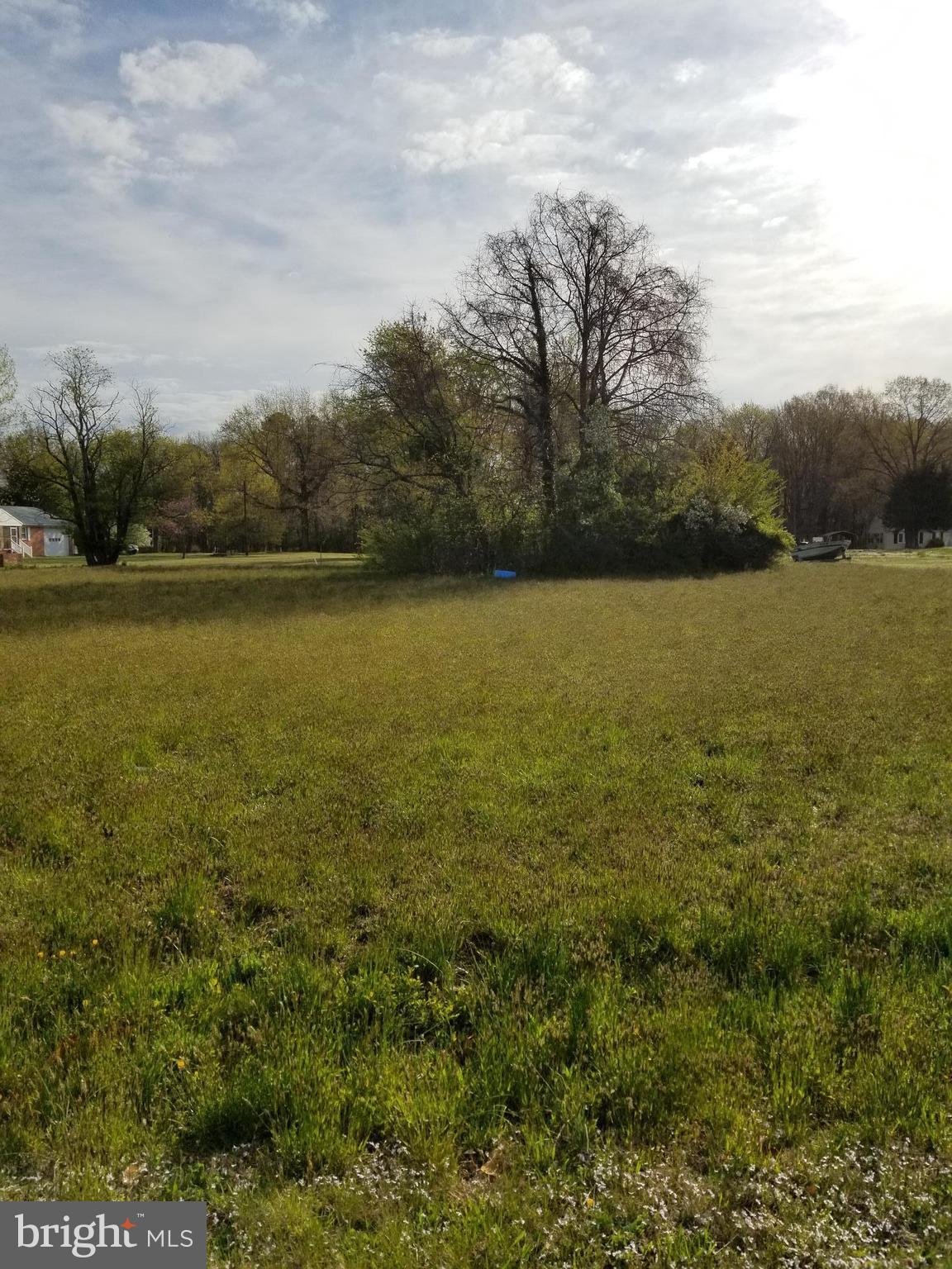 Clear vacant lot in serene waterfront community. Vacant lot beside this one as well! Buy them both and have lots of space!!