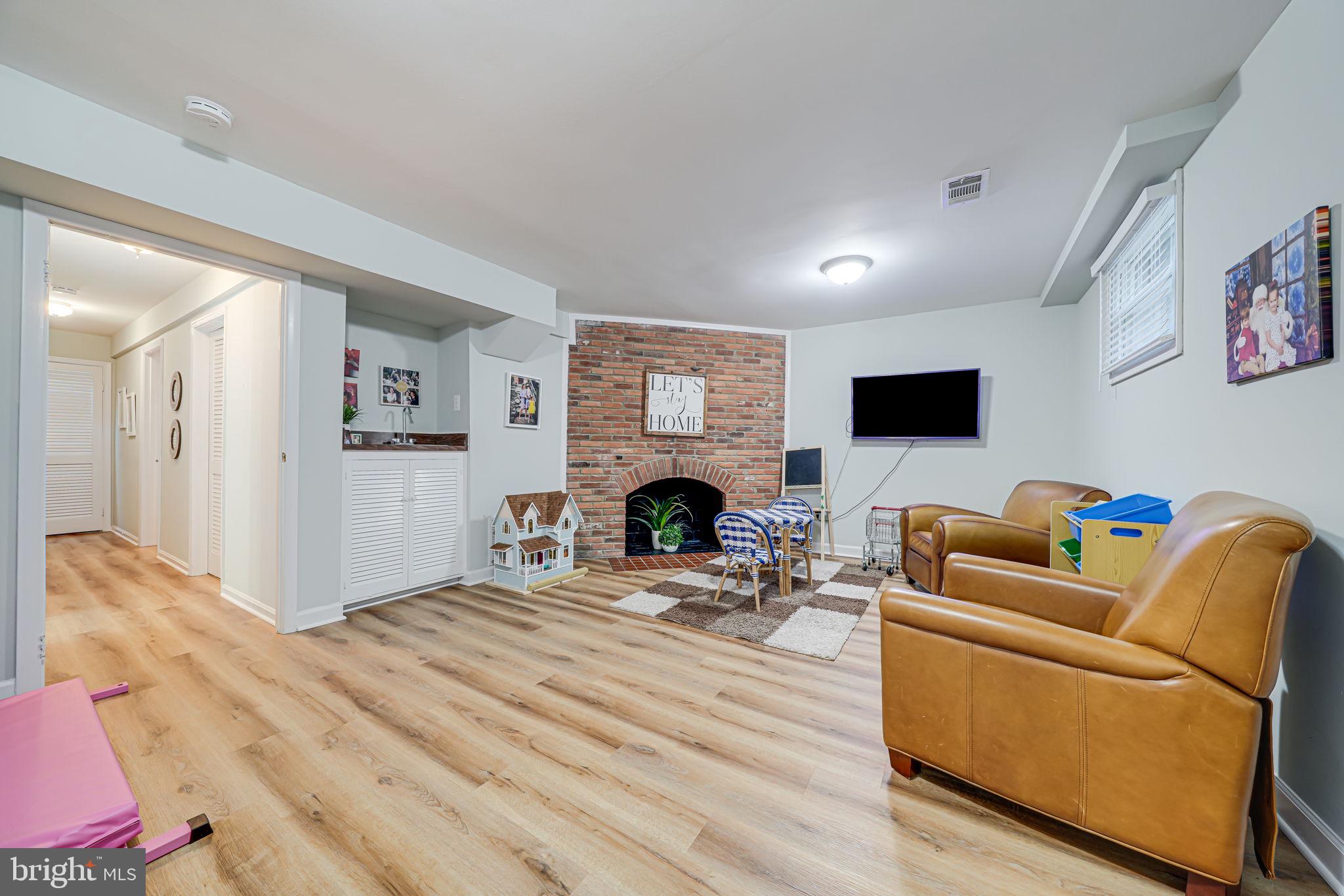 KINGS MANOR TOWNE HOUSES - Residential