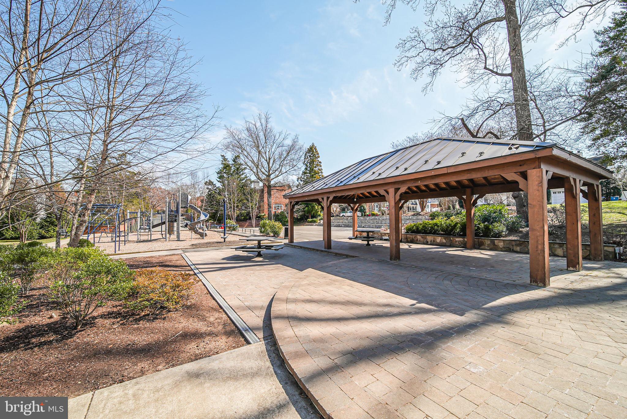 KINGS MANOR TOWNE HOUSES - Residential