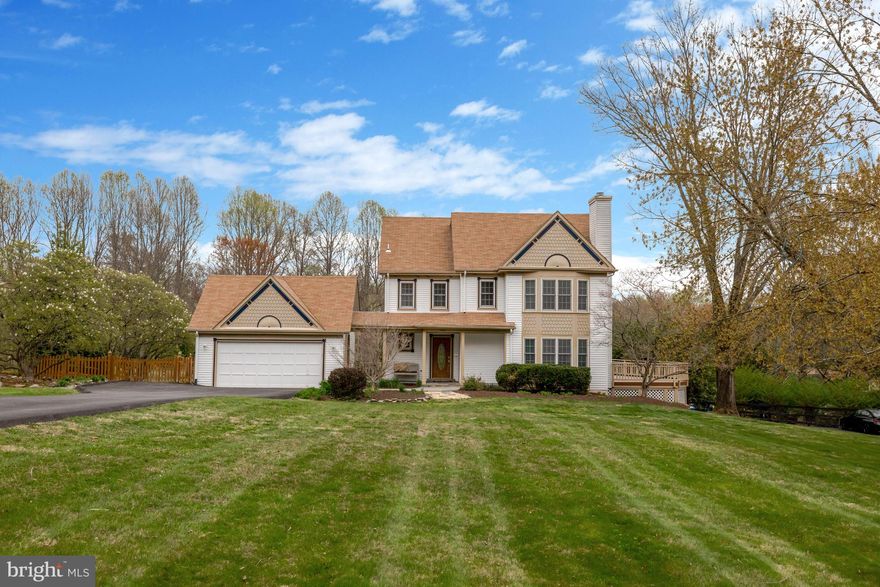 << SELLER RECEIVED AN OFFER WITH TERMS THAT EXCEEDED THEIR EXPECTATIONS PRIOR TO "ACTIVE"  >>   **DREAM HOME.  DREAM LOT**  new kitchen. new bathrooms. freshly painted top to bottom. new carpet upper level.   over an acre lot with fully fenced b/y, pool and huuuuuuge party deck overlooking the fun.  
sellers fully intend to go to market yet understand they can review and accept an offer prior to that exceeds their expectations.   BOOK APPTS NOW as everyone with confirmed showing will be notified as soon as an offer is in hand and presentation deadline is set.    sellers will do cartwheels for a rentback thru mid-may.