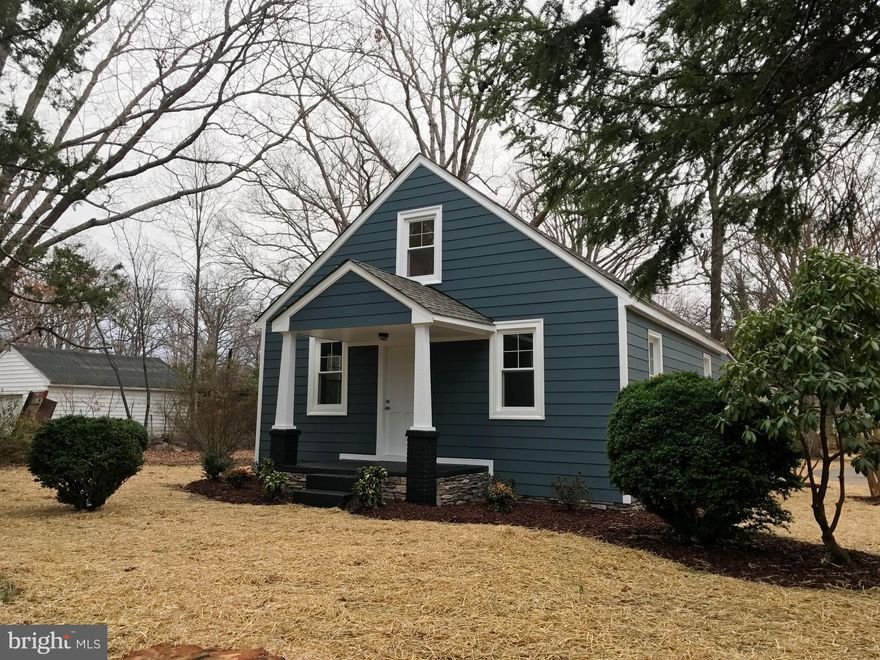 Charming home situated on a spacious lot, conveniently located near all amenities. The kitchen and bathroom have been updated, and the upstairs bedroom features a cozy sitting area. This property is truly delightful. Please note that the detached garage is not included in the lease.