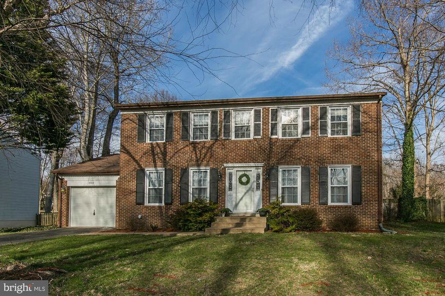 Gorgeous Updated Colonial in sought after Montclair community.  Nice open floor plan with large gourmet kitchen adjoining family room.  Recent upgrades include: Elegant cabinetry, granite counters, stainless steel appliances, brand new carpet, newer HVAC unit, high end bathroom remodels and new fixtures and ceiling fans.  This home has it all.  Good size fenced in back yard.  Must See!