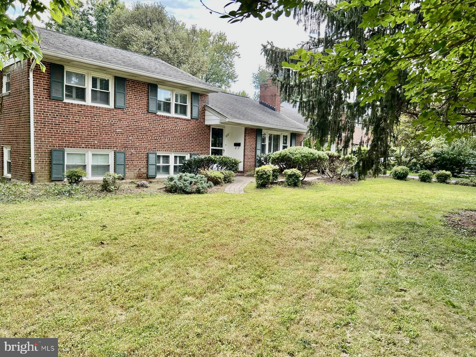1415 MAYFLOWER DRIVE