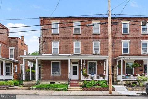 Townhouse For Sale - 310 E North Street<br/> CARLISLE, PA 17013