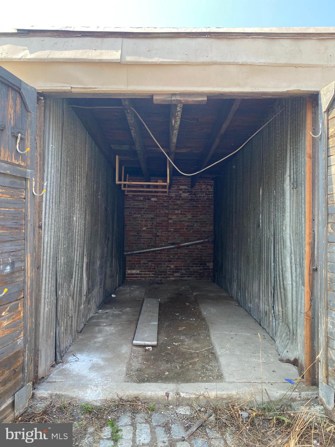 Garages for month-to-month lease in South Philly, blocks away from the stadiums. 24/7 access. Percentage discount for military/public servants or multi year lease agreement. $250 for large alley access units, $300 for street access units.