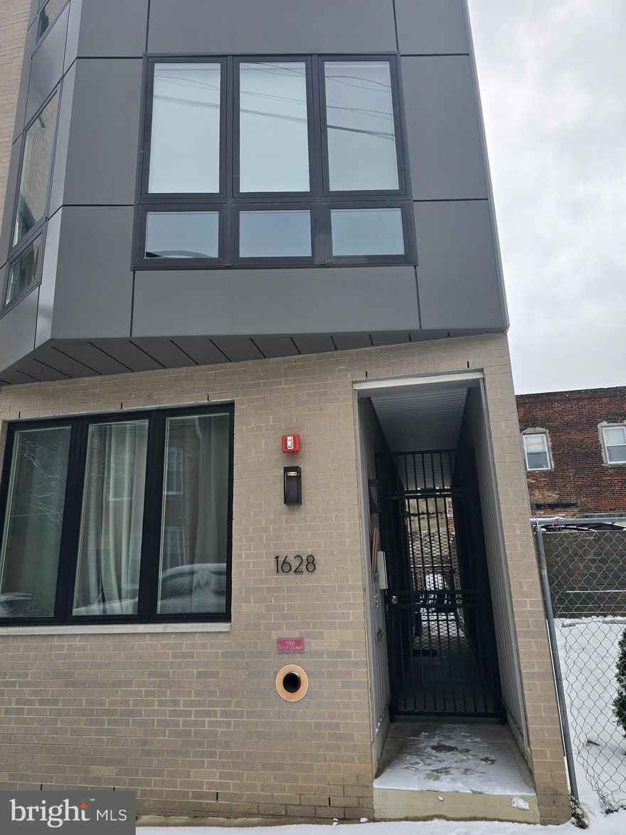 Welcome to our modern 2-bedroom, 2-bathroom apartment located in the heart of Philadelphia, PA. This apartment offers convenient living with a rooftop access for stunning views of the city skyline. The unit features an intercom system for added security and peace of mind. Enjoy the convenience of having a washer and dryer in the unit, as well as a dishwasher for easy clean-up after meals. Don't miss out on this opportunity to live in a stylish and functional space in a prime location. Contact us today to schedule a tour!

Property shown as is condition .