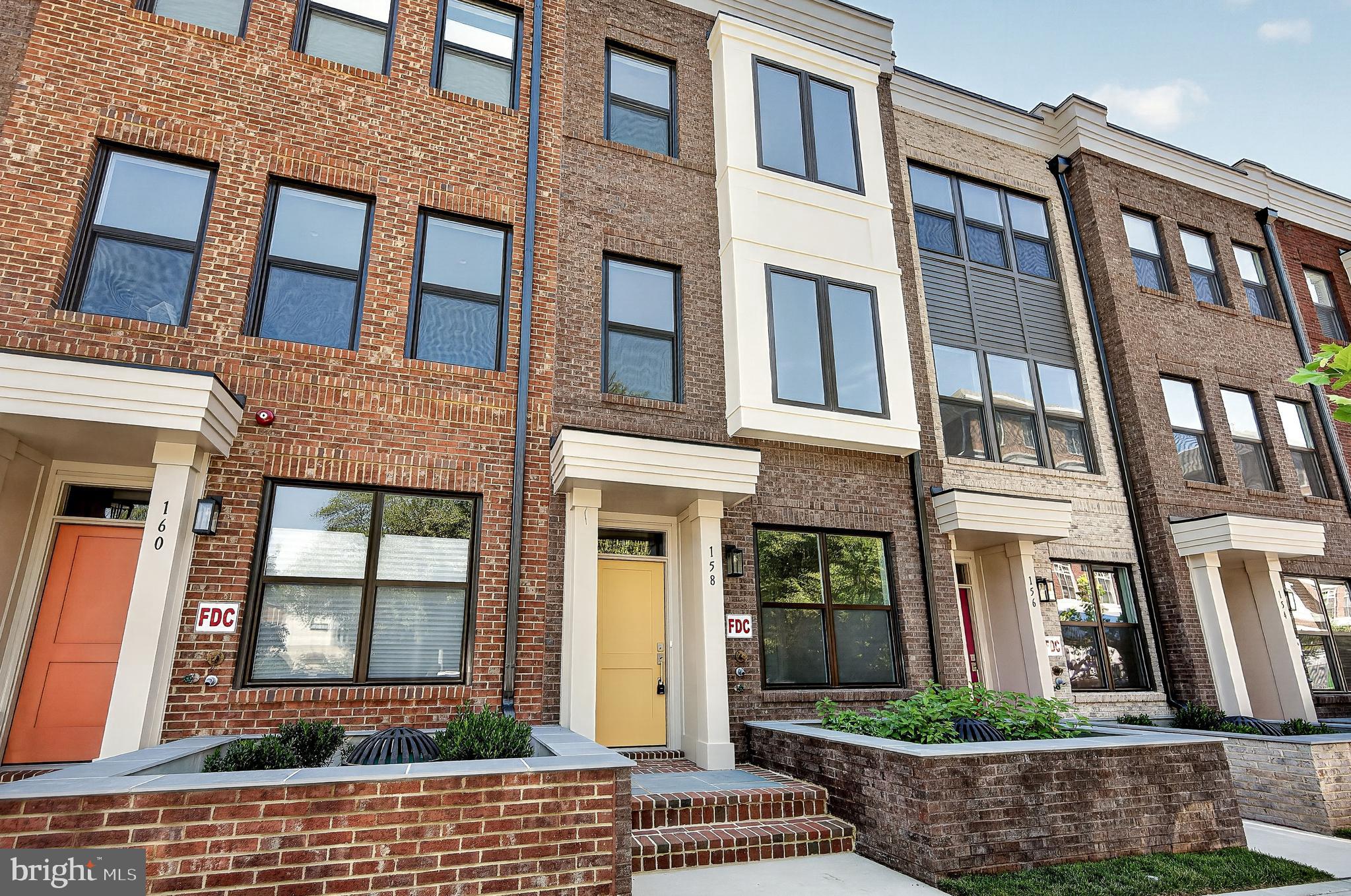 158 N LEE