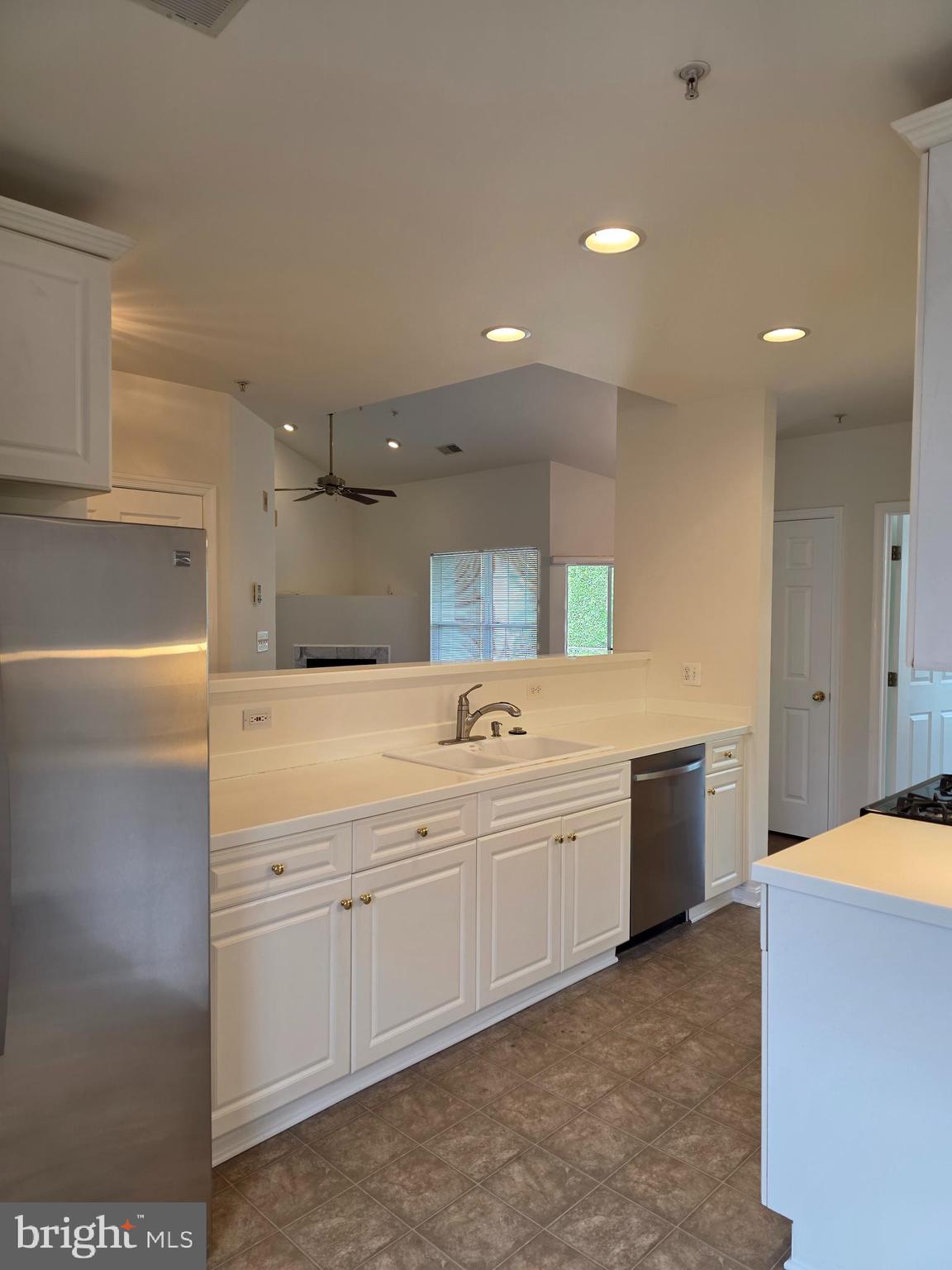 LAKESIDE AT SOUTH RIDING - Residential Lease