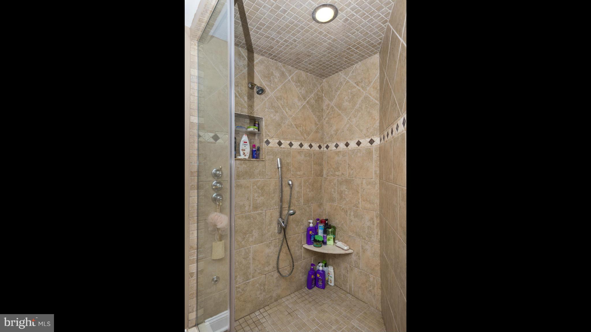 QUEEN ANNE COLONY - Residential