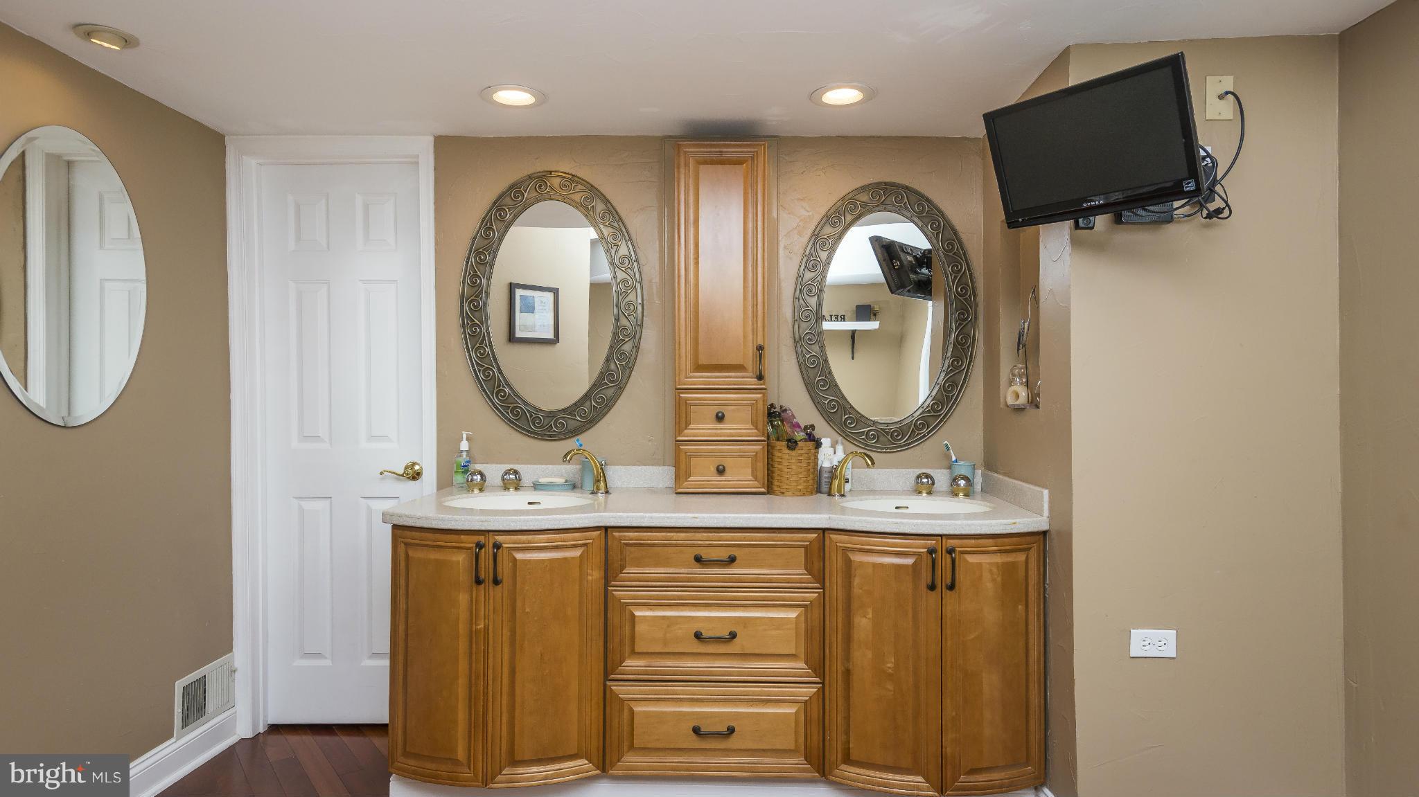 QUEEN ANNE COLONY - Residential