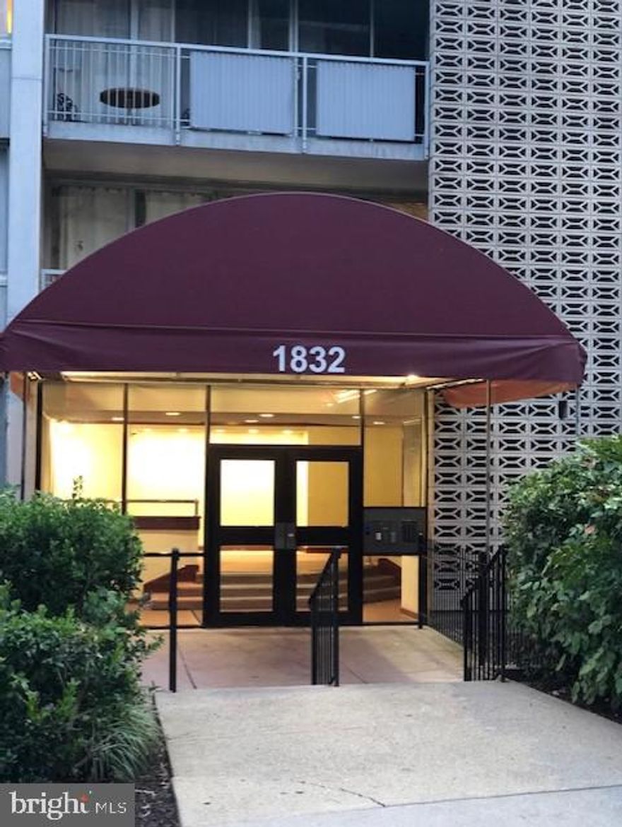 Very spacious 2 bedrooms 1 bathroom apartment located on first floor. New carpet and paint, balcony. Extra storage room. Close to I-495, shopping, schools. Short drive to University of Maryland.