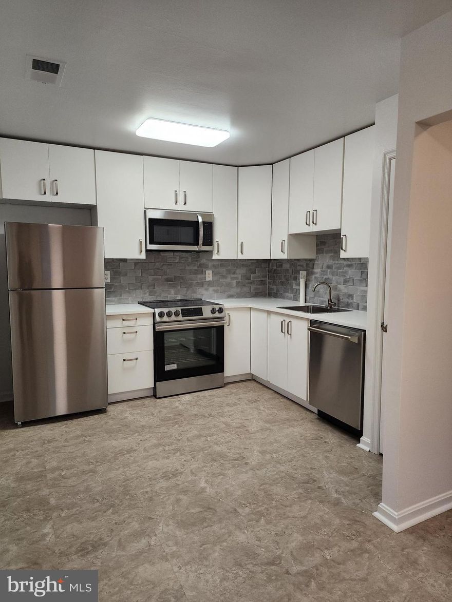 Lower- level unit in Crofton "piggy backs".  No stairs, easy access.  Clean, freshly painted, and has a new  Ikea Kitchen.  New Doors.