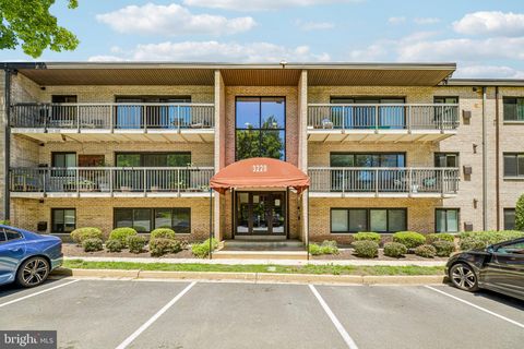 Photo of 3220 S 28th Street #304, ALEXANDRIA, VA 22302 (MLS # VAAX2059104)