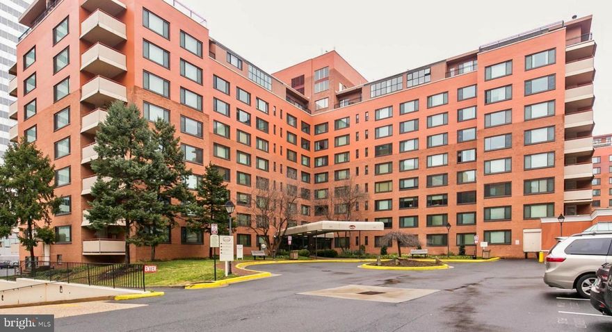 This property is approved for up to $15,000 towards cash to close. Discover urban living at its finest in this beautifully renovated condo with scenic views. Situated just minutes from Rosslyn Metro and the iconic Key Bridge, this prime location provides easy access to the vibrant energy of Washington, D.C. Enjoy the convenience of city life while savoring the tranquility of home, all against the backdrop of stunning vistas. Whether seeking an investment opportunity or a stylish urban retreat, this condo delivers the perfect blend of modern comfort and metropolitan excitement in one of the nation's most coveted locations. New floors added in 2023. Laundry is situated conveniently down the hall from the unit. Plenty of amenities: hot tub, pool, picnic area, shops, salon, billiards, fitness center, sauna and more!