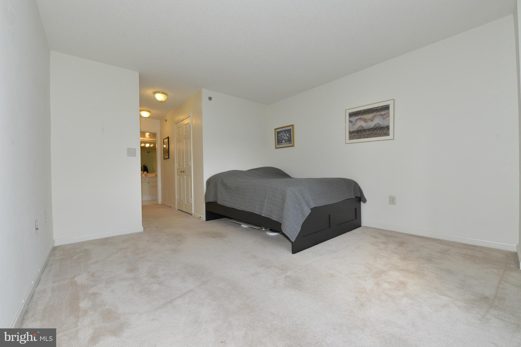 CARLYLE TOWERS - Residential