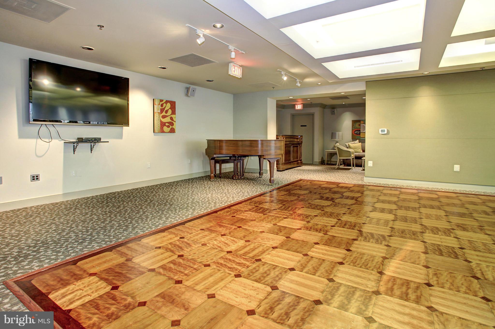 CARLYLE TOWERS - Residential