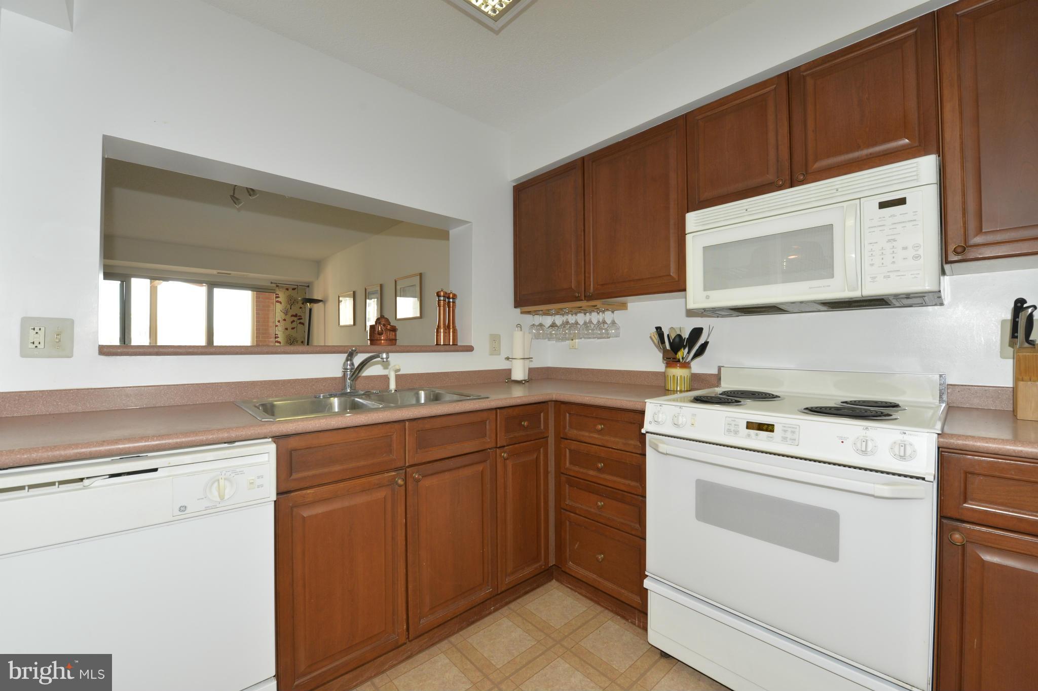 CARLYLE TOWERS - Residential