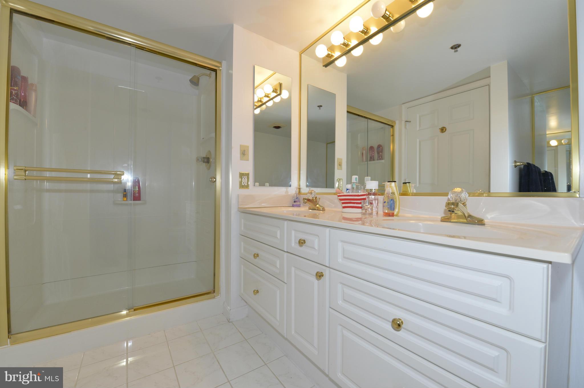 CARLYLE TOWERS - Residential