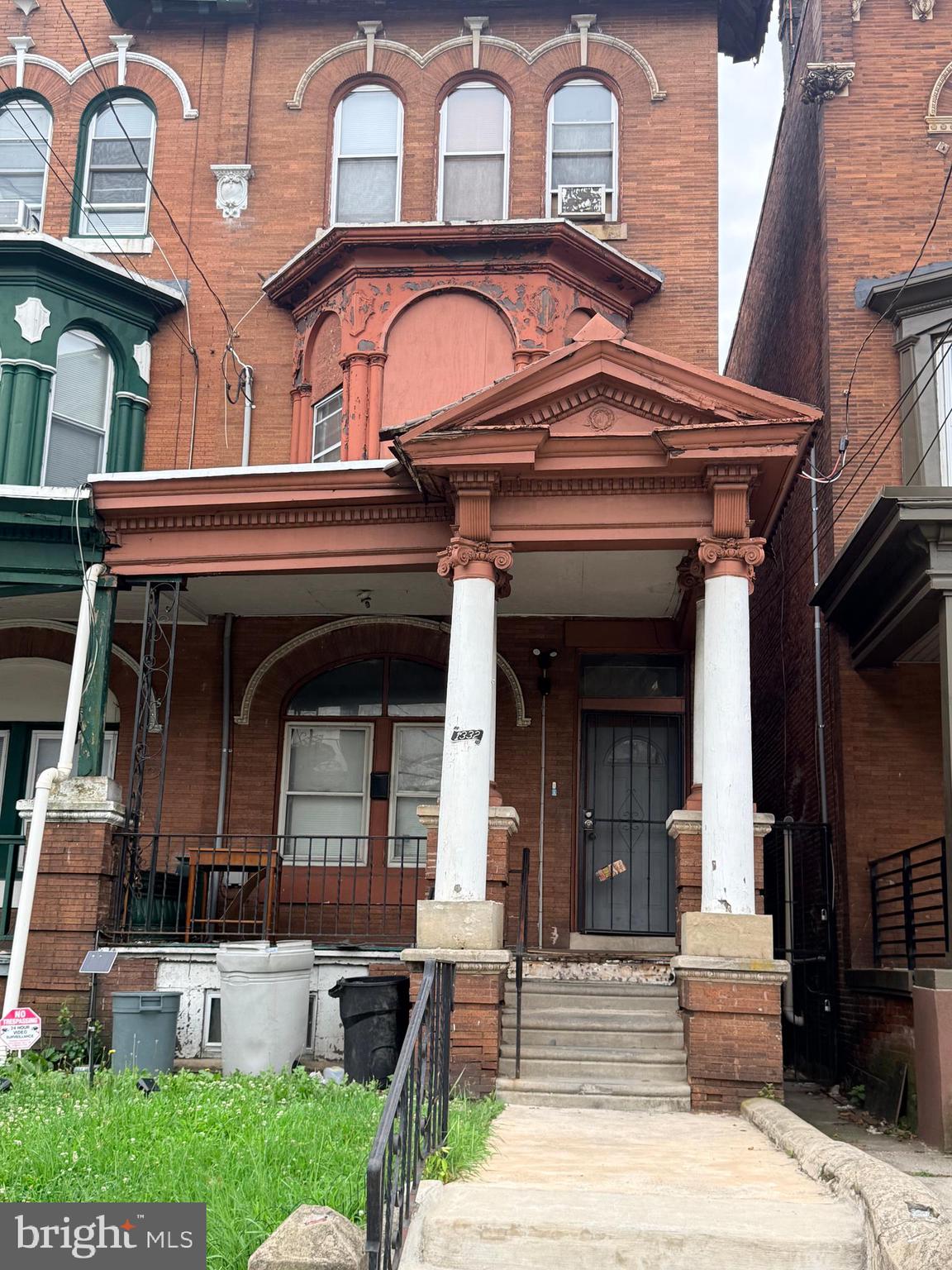 1332 W HUNTING PARK AVENUE