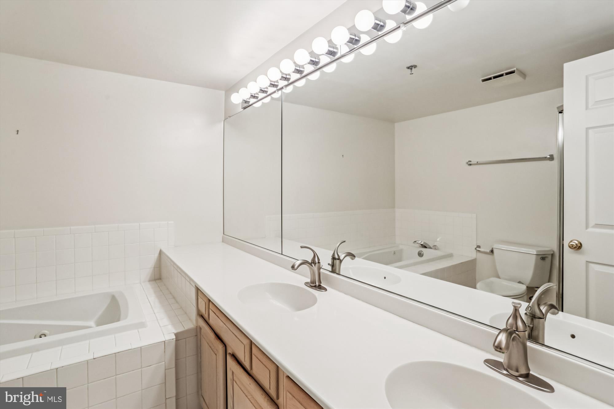 WHITLEY PARK CONDOMINIUM - Residential